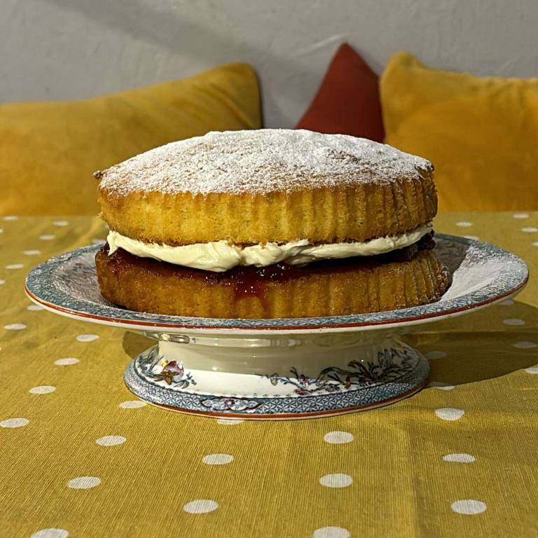 VICTORIA SPONGE per slice - Penny's Pies